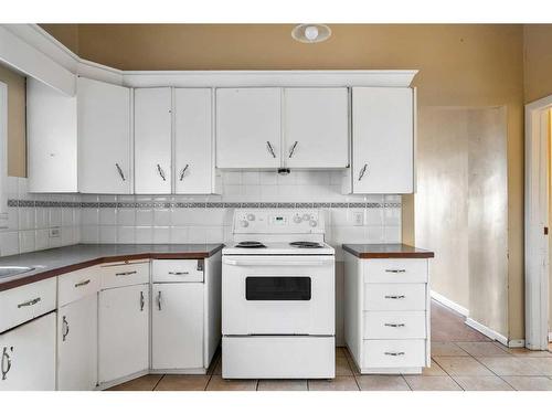 3707 Centre A Street Ne, Calgary, AB - Indoor Photo Showing Kitchen