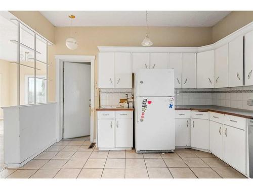 3707 Centre A Street Ne, Calgary, AB - Indoor Photo Showing Kitchen