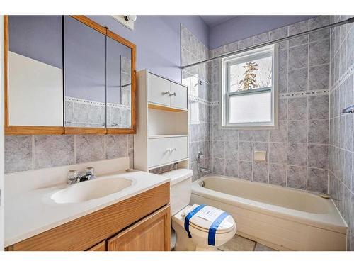 3707 Centre A Street Ne, Calgary, AB - Indoor Photo Showing Bathroom