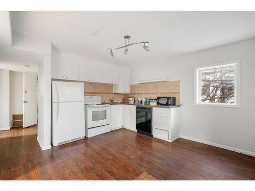 3707 Centre A Street Ne, Calgary, AB - Indoor Photo Showing Kitchen