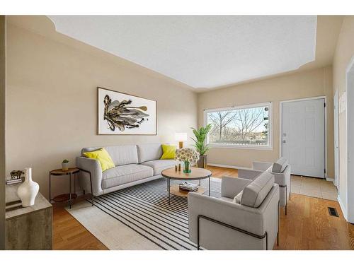 3707 Centre A Street Ne, Calgary, AB - Indoor Photo Showing Living Room