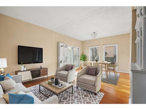 3707 Centre A Street Ne, Calgary, AB - Indoor Photo Showing Living Room