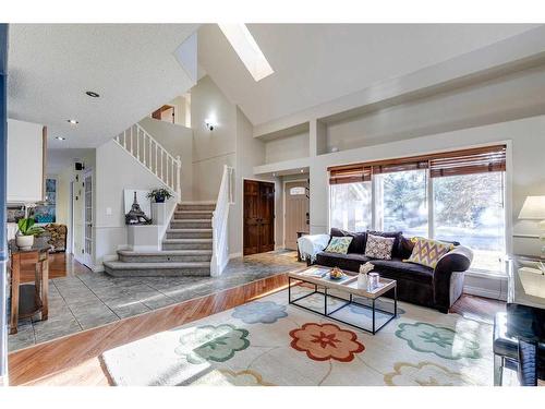 912 Shawnee Drive Sw, Calgary, AB - Indoor Photo Showing Living Room