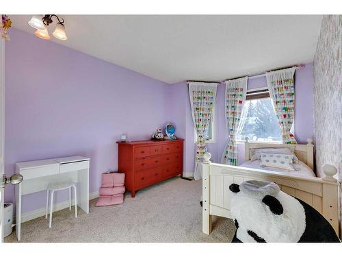 912 Shawnee Drive Sw, Calgary, AB - Indoor Photo Showing Bedroom