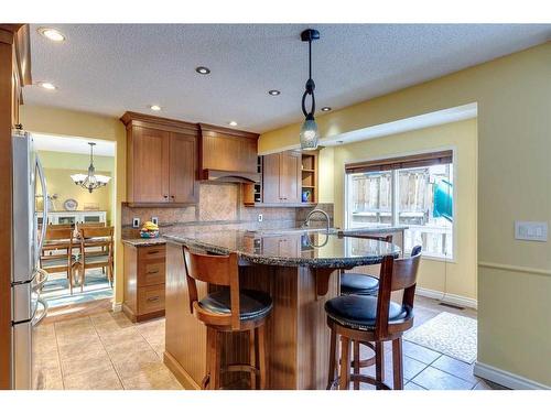 912 Shawnee Drive Sw, Calgary, AB - Indoor Photo Showing Kitchen With Upgraded Kitchen