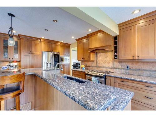 912 Shawnee Drive Sw, Calgary, AB - Indoor Photo Showing Kitchen With Upgraded Kitchen