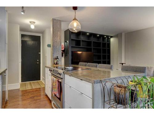 201-313 20 Avenue Sw, Calgary, AB - Indoor Photo Showing Kitchen