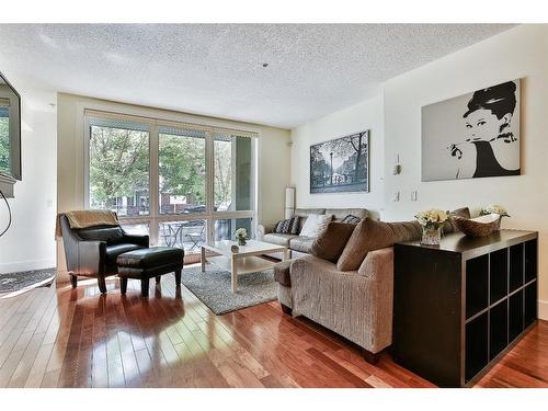 104-41 6A Street Ne, Calgary, AB - Indoor Photo Showing Living Room