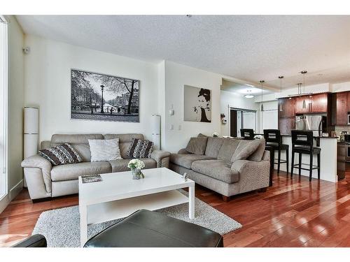 104-41 6A Street Ne, Calgary, AB - Indoor Photo Showing Living Room