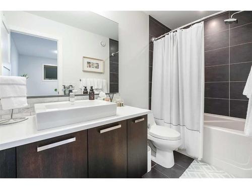 1-3716 16 Street Sw, Calgary, AB - Indoor Photo Showing Bathroom