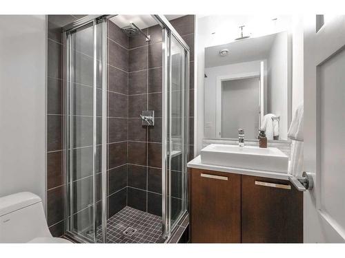 1-3716 16 Street Sw, Calgary, AB - Indoor Photo Showing Bathroom