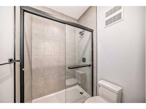 492 Rivercrest View, Cochrane, AB - Indoor Photo Showing Bathroom