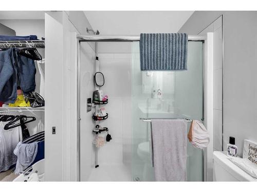 305-150 Shawnee Square Sw, Calgary, AB - Indoor Photo Showing Bathroom