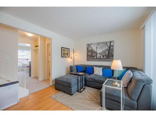 132 Pennsylvania Road Se, Calgary, AB - Indoor Photo Showing Living Room