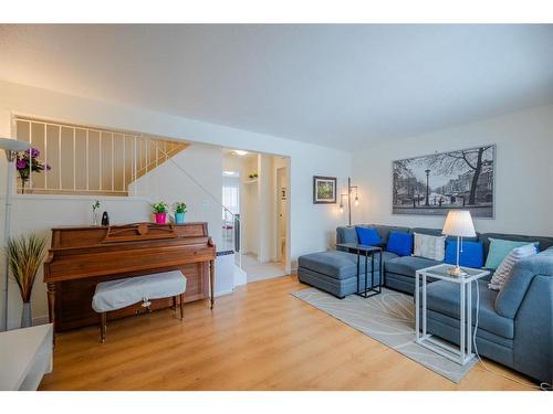 132 Pennsylvania Road Se, Calgary, AB - Indoor Photo Showing Living Room