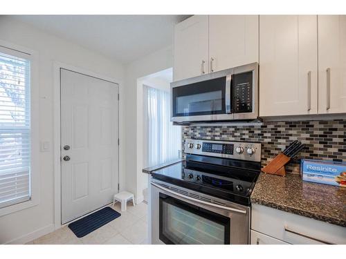 132 Pennsylvania Road Se, Calgary, AB - Indoor Photo Showing Kitchen