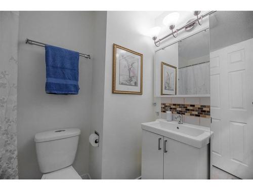 132 Pennsylvania Road Se, Calgary, AB - Indoor Photo Showing Bathroom