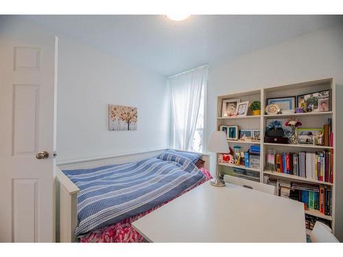 132 Pennsylvania Road Se, Calgary, AB - Indoor Photo Showing Bedroom