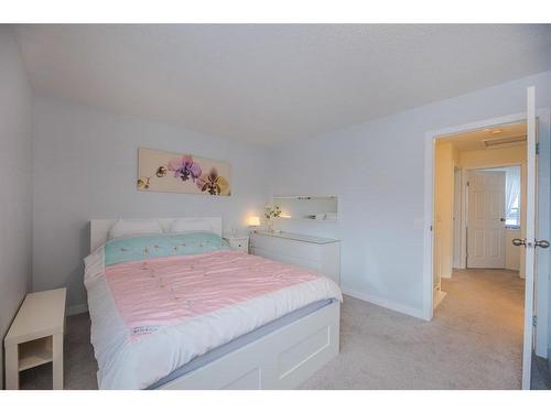 132 Pennsylvania Road Se, Calgary, AB - Indoor Photo Showing Bedroom