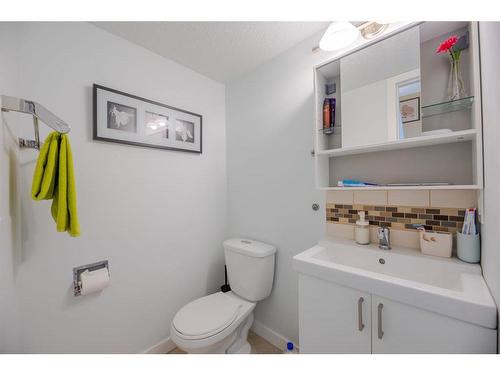 132 Pennsylvania Road Se, Calgary, AB - Indoor Photo Showing Bathroom