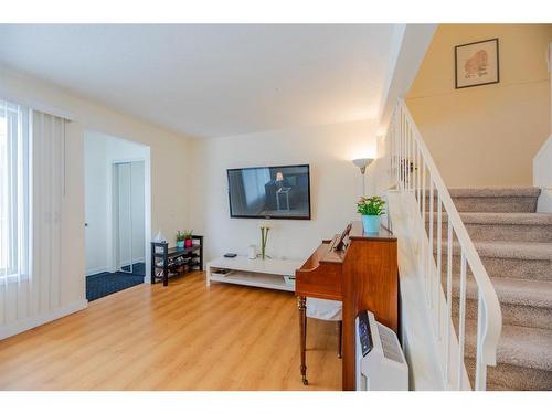 132 Pennsylvania Road Se, Calgary, AB - Indoor Photo Showing Other Room