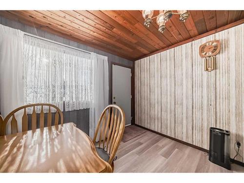 8312 46 Avenue Nw, Calgary, AB - Indoor Photo Showing Dining Room