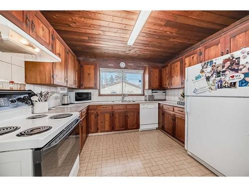 8312 46 Avenue Nw, Calgary, AB - Indoor Photo Showing Kitchen With Double Sink