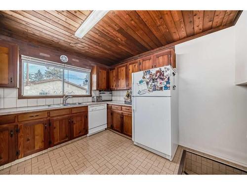 8312 46 Avenue Nw, Calgary, AB - Indoor Photo Showing Kitchen With Double Sink