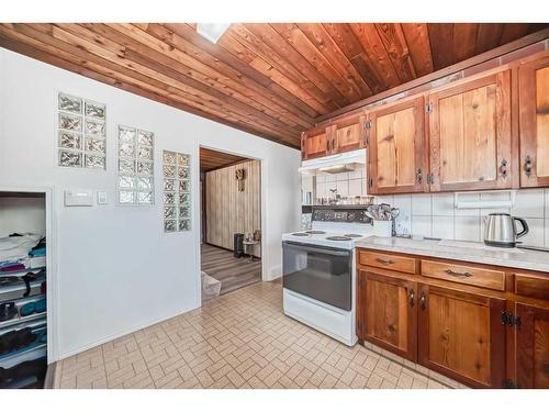 8312 46 Avenue Nw, Calgary, AB - Indoor Photo Showing Kitchen