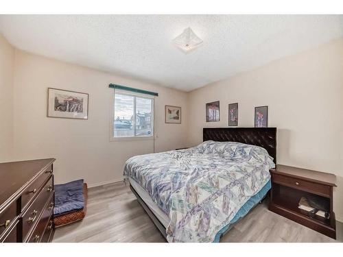 8312 46 Avenue Nw, Calgary, AB - Indoor Photo Showing Bedroom