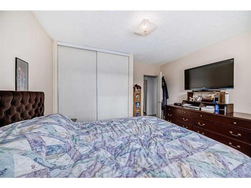 8312 46 Avenue Nw, Calgary, AB - Indoor Photo Showing Bedroom