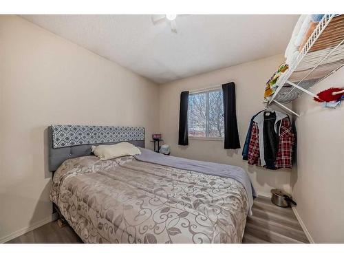 8312 46 Avenue Nw, Calgary, AB - Indoor Photo Showing Bedroom