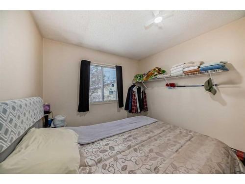 8312 46 Avenue Nw, Calgary, AB - Indoor Photo Showing Bedroom