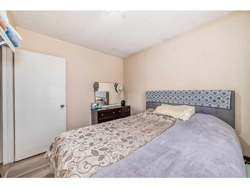 8312 46 Avenue Nw, Calgary, AB - Indoor Photo Showing Bedroom