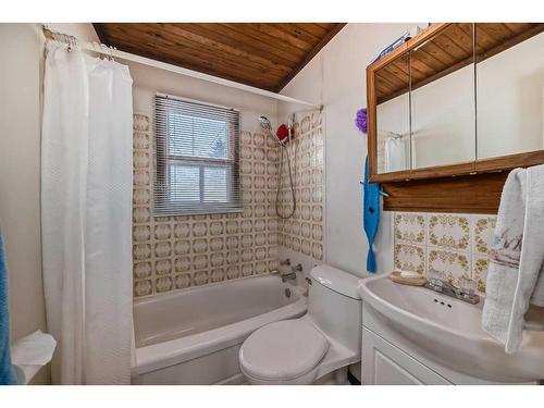 8312 46 Avenue Nw, Calgary, AB - Indoor Photo Showing Bathroom