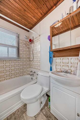 8312 46 Avenue Nw, Calgary, AB - Indoor Photo Showing Bathroom