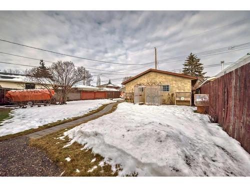 8312 46 Avenue Nw, Calgary, AB - Outdoor