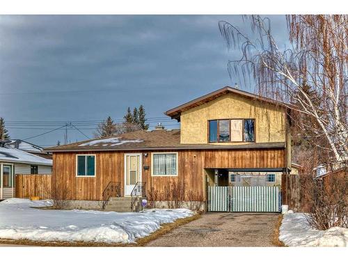 8312 46 Avenue Nw, Calgary, AB - Outdoor