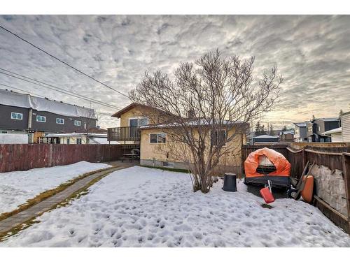 8312 46 Avenue Nw, Calgary, AB - Outdoor