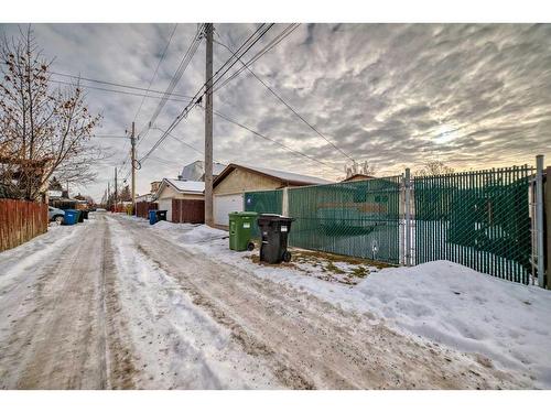 8312 46 Avenue Nw, Calgary, AB - Outdoor