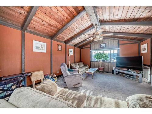 8312 46 Avenue Nw, Calgary, AB - Indoor Photo Showing Living Room