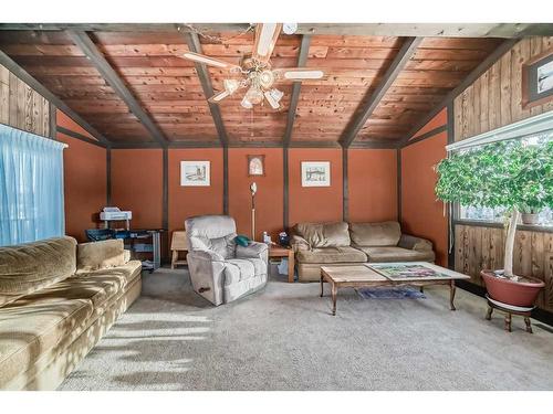 8312 46 Avenue Nw, Calgary, AB - Indoor Photo Showing Living Room