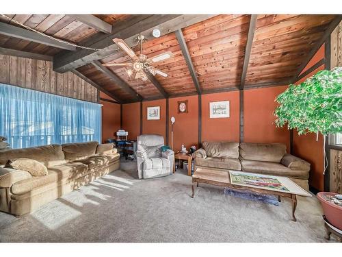 8312 46 Avenue Nw, Calgary, AB - Indoor Photo Showing Living Room