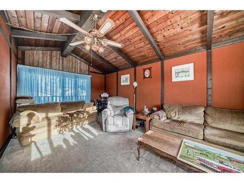 8312 46 Avenue Nw, Calgary, AB - Indoor Photo Showing Living Room