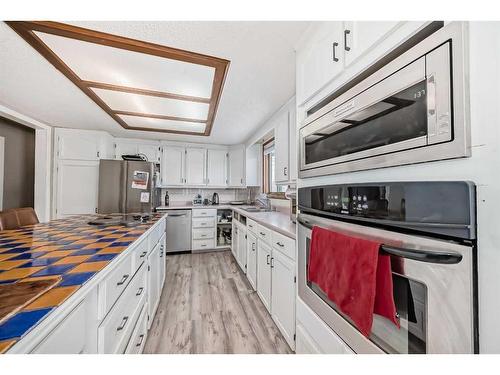 8316 46 Avenue Nw, Calgary, AB - Indoor Photo Showing Kitchen With Stainless Steel Kitchen