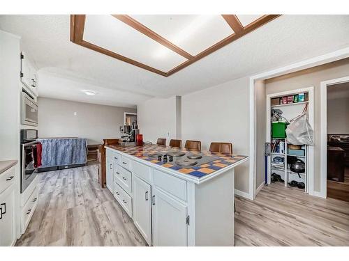 8316 46 Avenue Nw, Calgary, AB - Indoor Photo Showing Kitchen