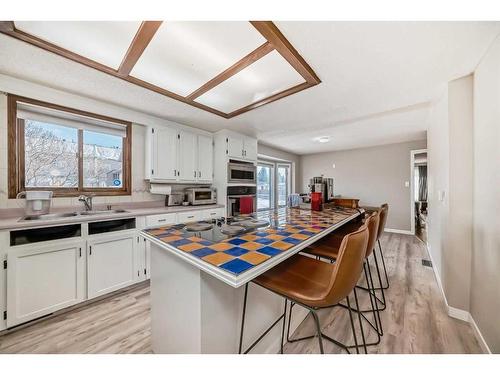 8316 46 Avenue Nw, Calgary, AB - Indoor Photo Showing Kitchen