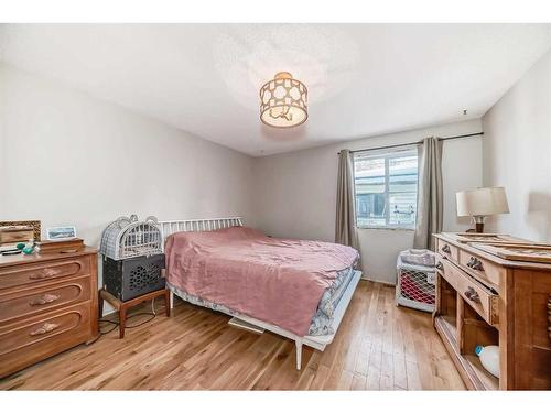 8316 46 Avenue Nw, Calgary, AB - Indoor Photo Showing Bedroom