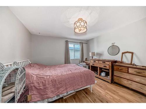 8316 46 Avenue Nw, Calgary, AB - Indoor Photo Showing Bedroom