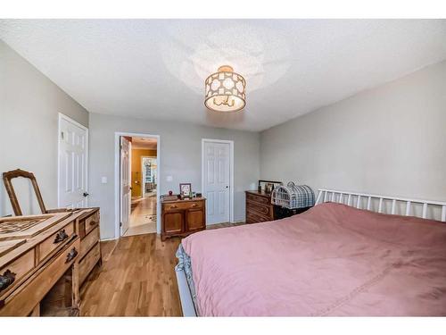 8316 46 Avenue Nw, Calgary, AB - Indoor Photo Showing Bedroom